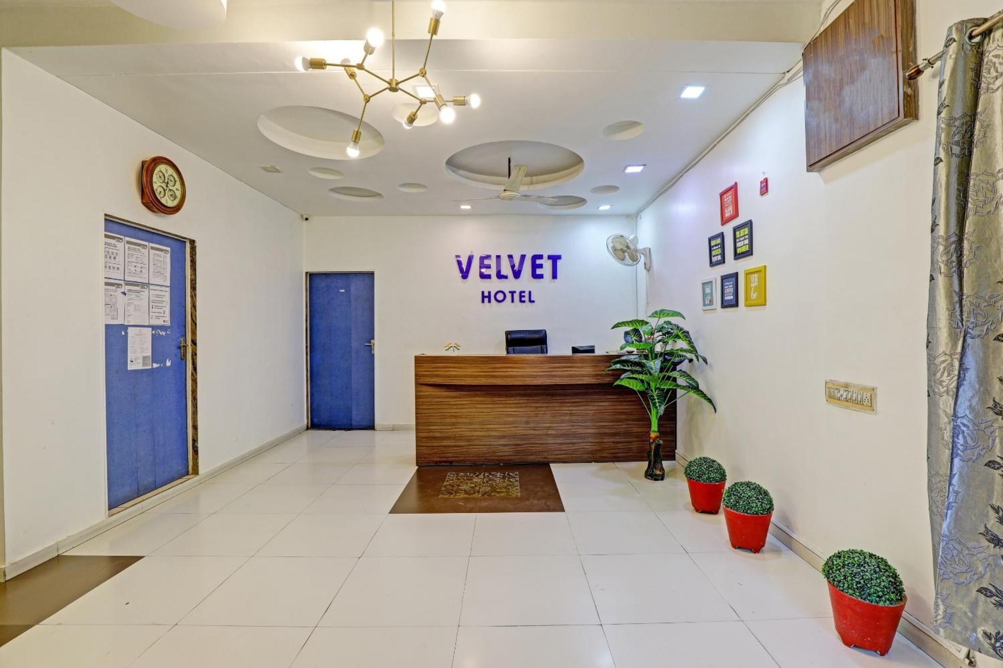 Hotel Velvet Rajkot Exterior photo
